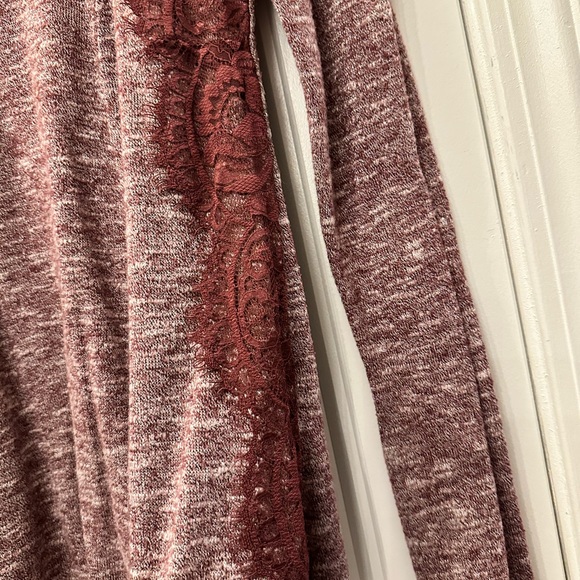 Flowy Lace Top - Picture 3 of 4